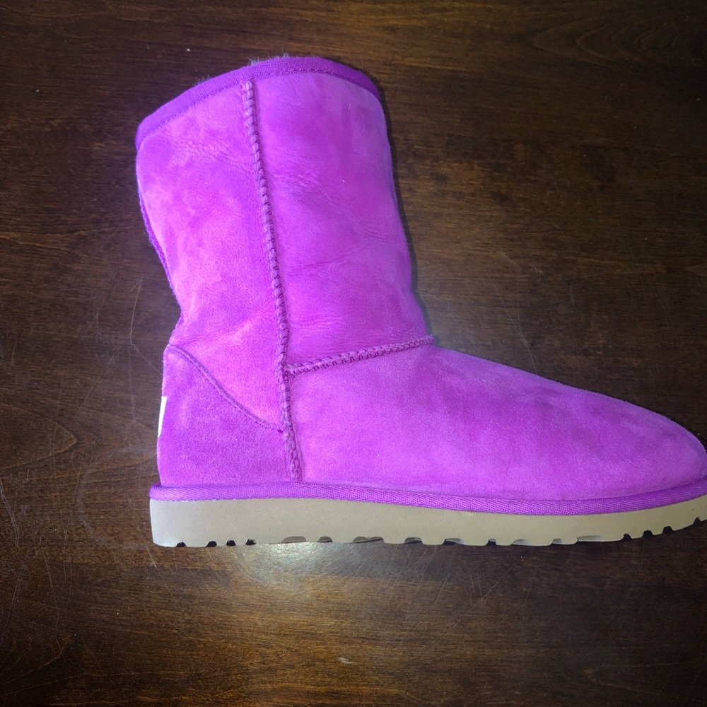 REAL UGG AUSTRALIA size 6. Bright pink/purple